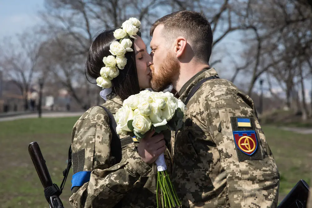 07 April 2022, Ukraine, Kiev: Members of the Kiev Territorial Defense, Anastasiia Mokhina (L) and Viacheslav Hohlyuk kiss each other after they got married under the laws of martial law in Ukraine. Photo: Mykhaylo Palinchak/SOPA Images via ZUMA Press Wire/dpa.