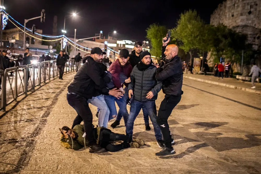 08 April 2022, Palestinian Territories, Jerusalem: Israeli undercover police force arrest protesters during clashes with Palestinians at Damascus Gate by the entrance to Jerusalem's Old City. Photo: Ilia Yefimovich/dpa.