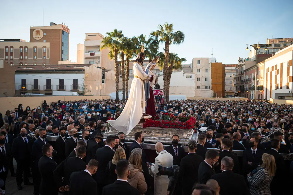09 April 2022, Spain, Malaga: Faithful gather around the statue of Christ and the Virgin Mary of the Cautivo brotherhood at the streets of Malaga during the Spanish Holy Week. Hundreds of processions take place throughout Spain during the Easter Holy Week after two years without celebrations due to the coronavirus pandemic. Photo: Jesus Merida/SOPA Images via ZUMA Press Wire/dpa.