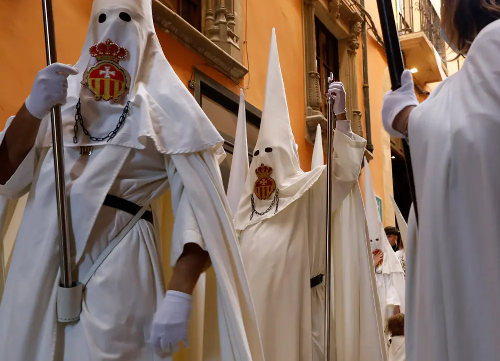 10 April 2022, Spain, Palma: Several Nazarenes take part in the Palm Sunday procession. Palm Sunday commemorates the entry of Jesus Christ into Jerusalem, which was honoured with palm branches, and marks the start of the pre-Easter Holy Week. Photo: Clara Margais/dpa.