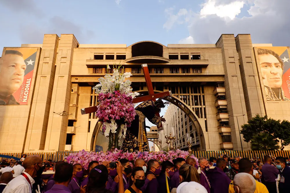 13 April 2022, Venezuela, Caracas: Catholic faithful carry a figure of Jesus with the cross during the Nazareno de San Pablo motorcade procession in the framework of Holy Week celebrations. Photo: Jesus Vargas/dpa.