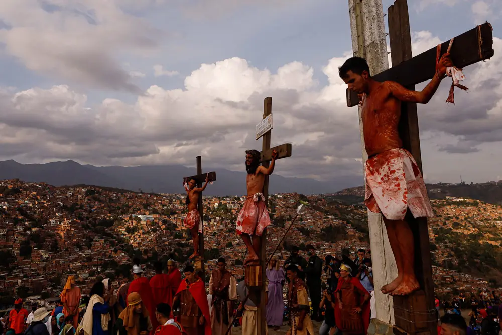 15 April 2022, Venezuela, Caracas: People take part in a reenactment of the Passion of Jesus Christ in Good Friday's procession in the Petare neighborhood. Photo: Jesus Vargas/dpa