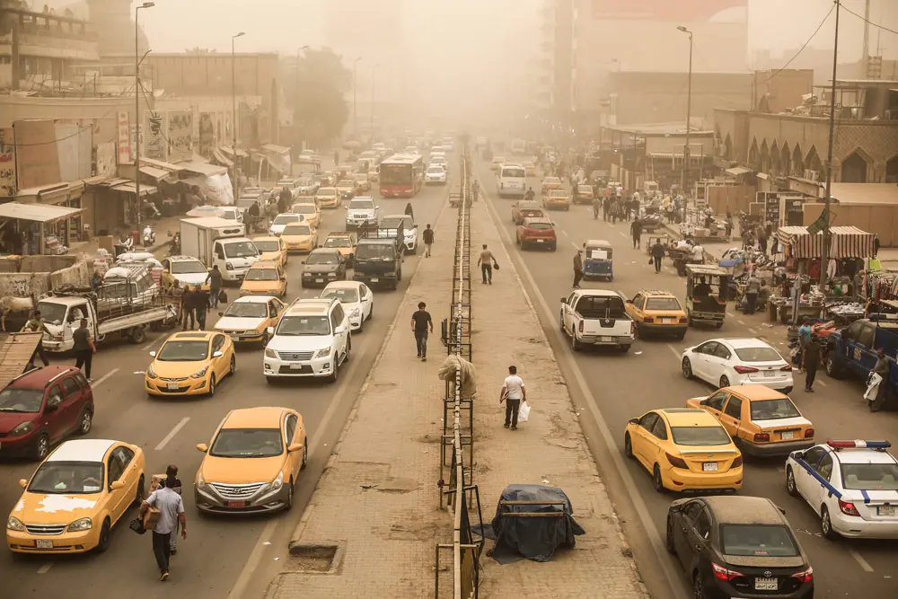 FILED - 12 April 2022, Iraq, Baghdad: Vehicles drive amidst a sandstorm in Baghdad. A dust storm is engulfing parts of Iraq for multiple days, reducing visibility and sending dozens to hospital with respiratory problems. Photo: Ameer Al-Mohammedawi/dpa.