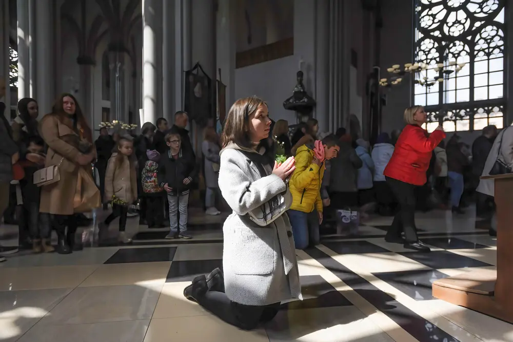 17 April 2022, Ukraine, Lviv: A woman prays as she celebrates Palm Sunday amid Russian invasion. Photo: Mykola Tys/SOPA Images via ZUMA Press Wire/dpa.