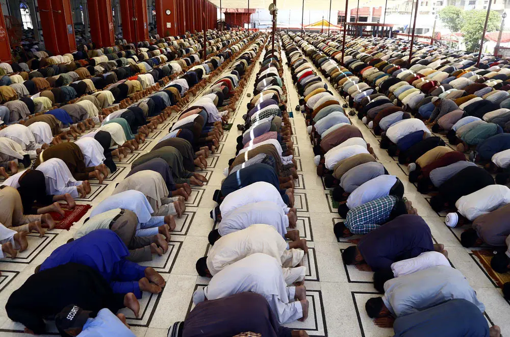 22 April 2022, Pakistan, Karachi: Muslims perform Friday prayers during Ramadan at New Memon Masjid. Photo: -/PPI via ZUMA Press Wire/dpa.
