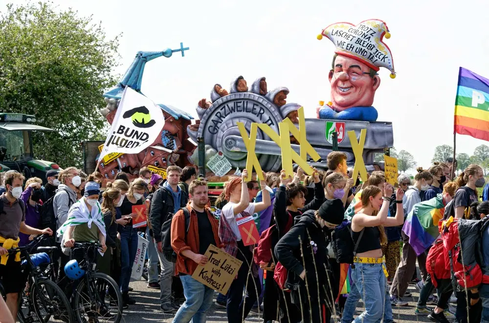 23 April 2022, North Rhine-Westphalia, Luetzerath: Climate activists take part in a demonstration against the demolition of the village of Luetzerath to make way for the Garzweiler open pit mine. Photo: Henning Kaiser/dpa.