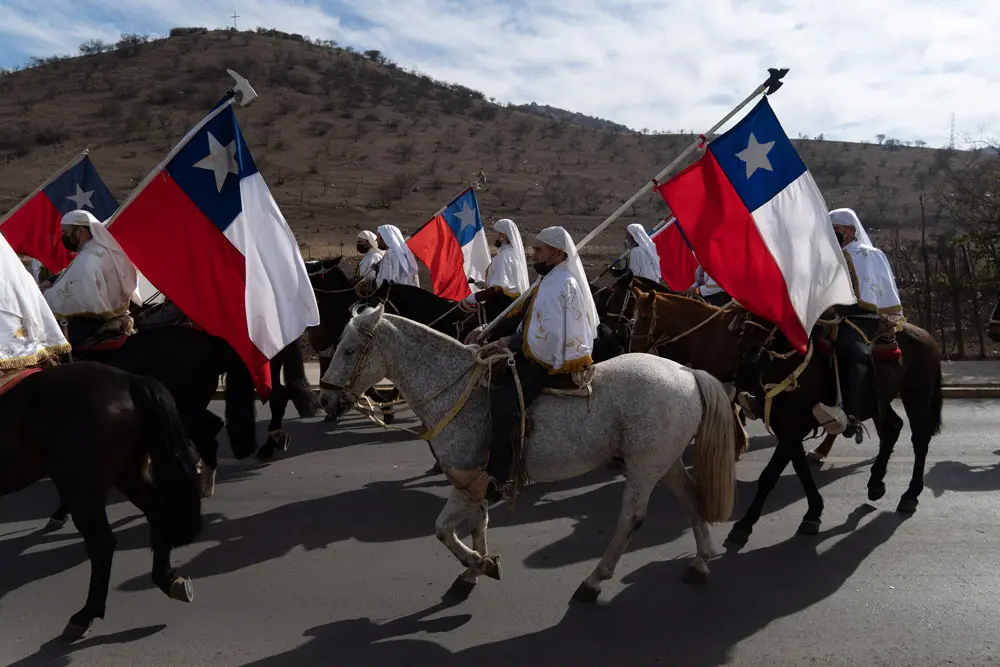 24 April 2022, Chile, Colina: Pilgrims dressed in traditional Cuasimodista clothes ride their horses during the traditional Cuasimodo horse riding procession on the Sunday after Easter. In this tradition the Pilgrims escort a priest, and the purpose is to bring communion to the sick and elderly who could not receive communion during Easter Sunday. Photo: Matias Basualdo/ZUMA Press Wire/dpa.