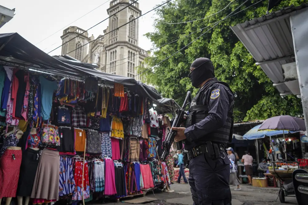 25 April 2022, El Salvador, San Salvador: An armed soldier is on duty at the market during a state of emergency. In the fight against powerful youth gangs, the parliament in El Salvador has extended the state of emergency by 30 days. Photo: Camilo Freedman/dpa.