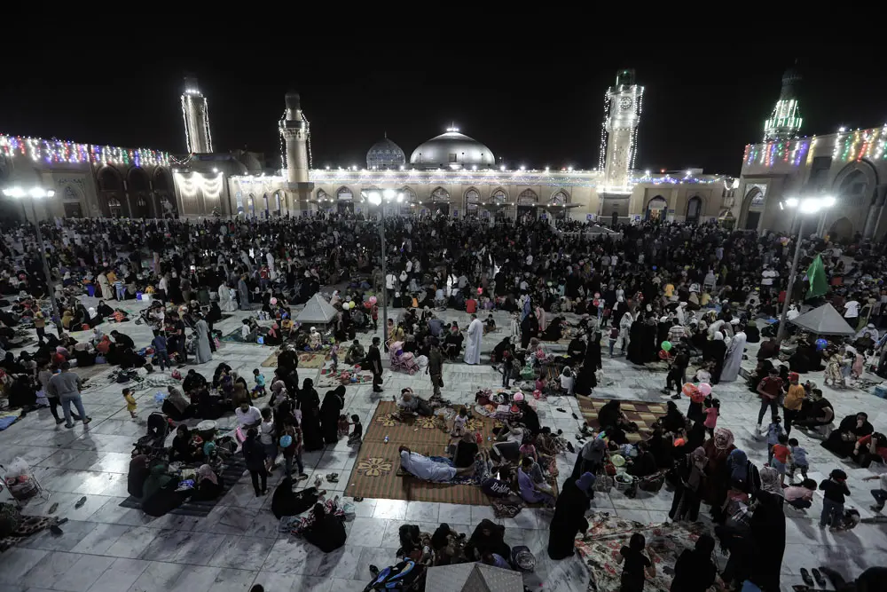 27 April 2022, Iraq, Baghdad: Muslims eat their Iftar (breaking fast) meal during the Muslim's holy fasting month of Ramadan outside Sheikh Abdul Qadir Al-Jilani mosque. Photo: Ameer Al-Mohammedawi/dpa.
