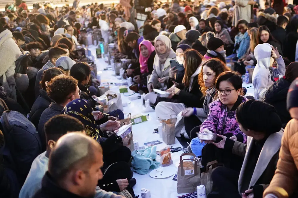 29 April 2022, United Kingdom, London: People attend a mass Iftar gathering at Trafalgar Square to mark the final week of the Muslim's holy fasting month of Ramadan organised by the Ramadan Tent Project. Photo: Aaron Chown/PA Wire/dpa.