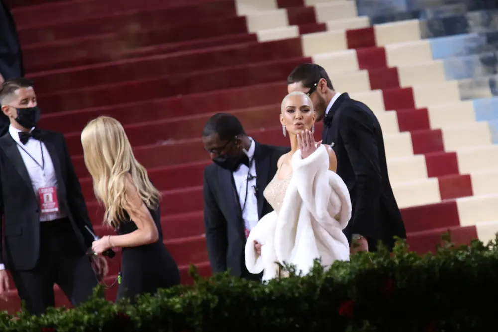 02 May 2022, US, New York: American socialite Kim Kardashian (2nd R) arrives to attend the 2022 Met Gala at the Metropolitan Museum of Art. Photo: Sonia Moskowitz Gordon/ZUMA Press Wire/dpa.