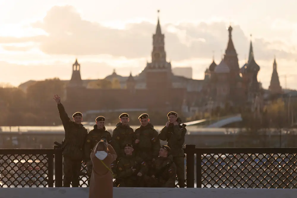 04 May 2022, Russia, Moscow: Military school cadets of the Russian army pose for a group photo on Big Ustinsky bridge ahead of a rehearsal for the Victory Day military parade. The parade will take place at Moscow's Red Square on May 9 to celebrate 77 years of the victory in WWII. Photo: Victor Berzkin/ZUMA Wire/dpa.