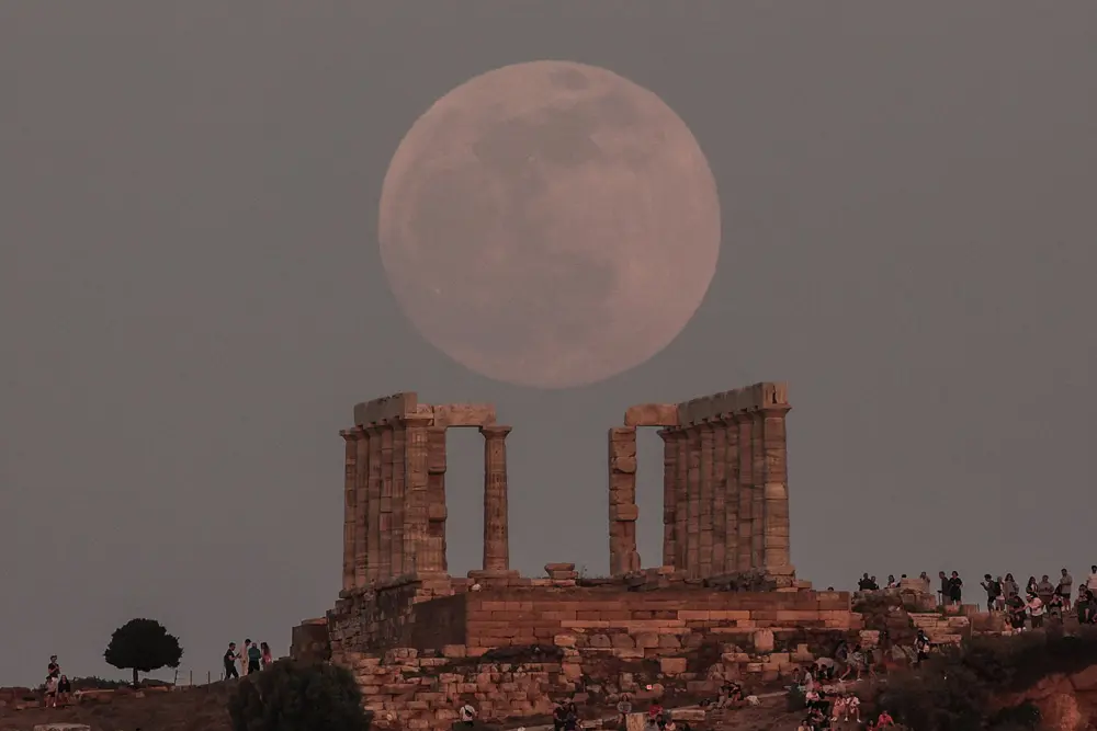 15 May 2022, Greece, Sounion: The moon rises over the temple of Poseidon. Photo: -/Eurokinissi via ZUMA Press Wire/dpa.
