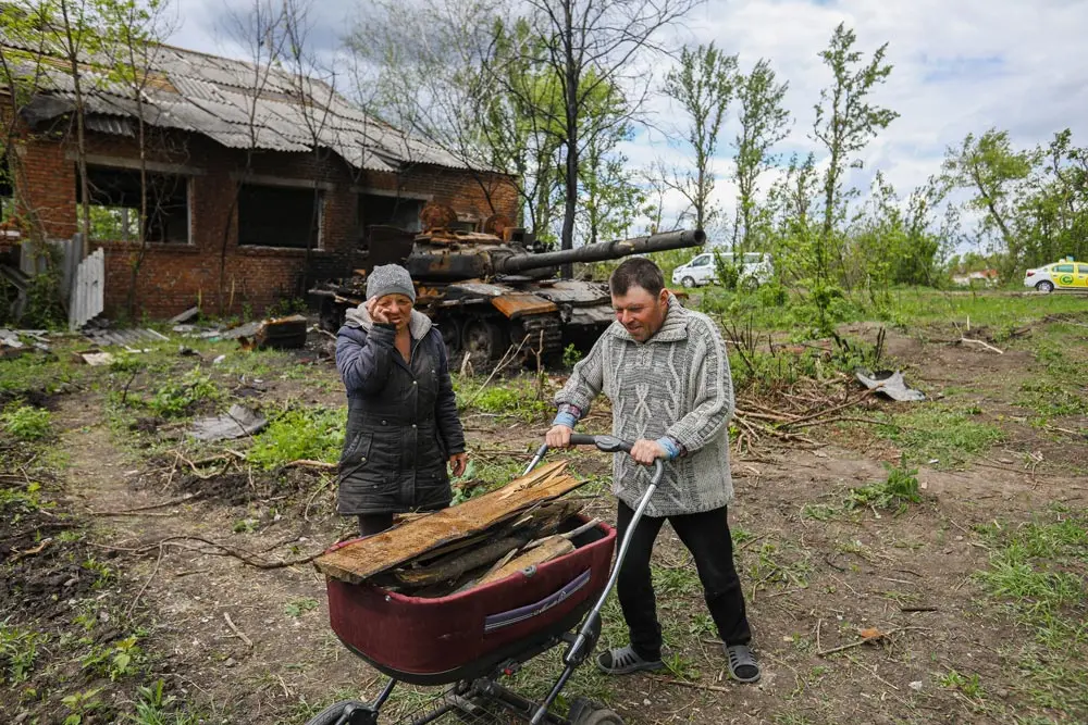 16 May 2022, Ukraine, Biskvitne: Local residents collect aluminum parts from a destroyed Russian tank in Biskvitne, east of Kharkiv. Photo: Aziz Karimov/SOPA Images via ZUMA Press Wire/dpa.