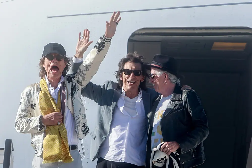 26 May 2022, Spain, Madrid: Members of the English rock band Rolling Stones Mick Jagger (L), Keith Richard (R) and Ron Wood (C) react upon arrival at Adolfo Suarez Madrid-Barajas Airport. The Rolling Stones will start their "Stones Sixty 2022 European Tour" in Madrid on 01 June. Photo: Ricardo Rubio/EUROPA PRESS/dpa.