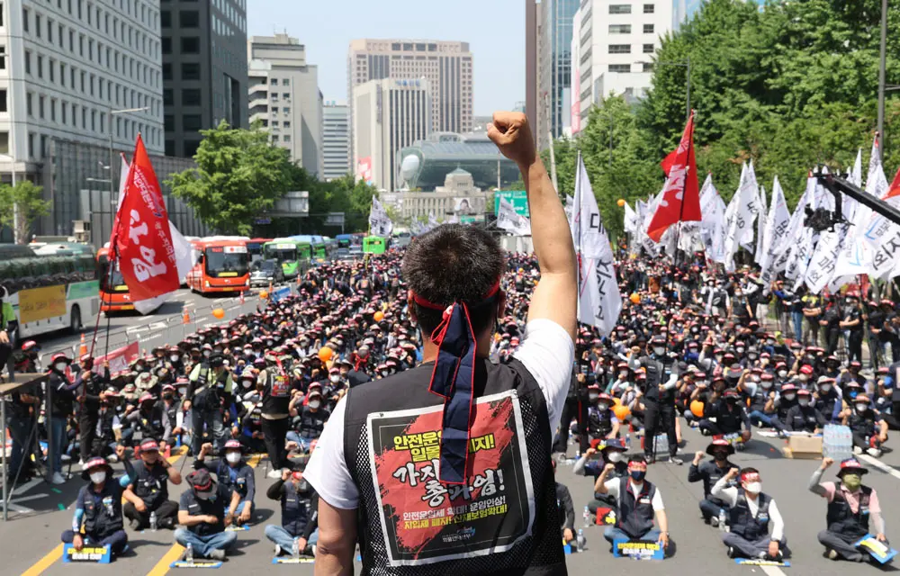 28 May 2022, South Korea, Seoul: Unionised truck drivers affiliated with the Korean Confederation of Trade Unions chant slogans during a rally. They declared they would begin an indefinite general strike on 7 June demanding raises in transportation fares to reflect recent hikes in diesel prices, among others. Photo: -/YNA/dpa.