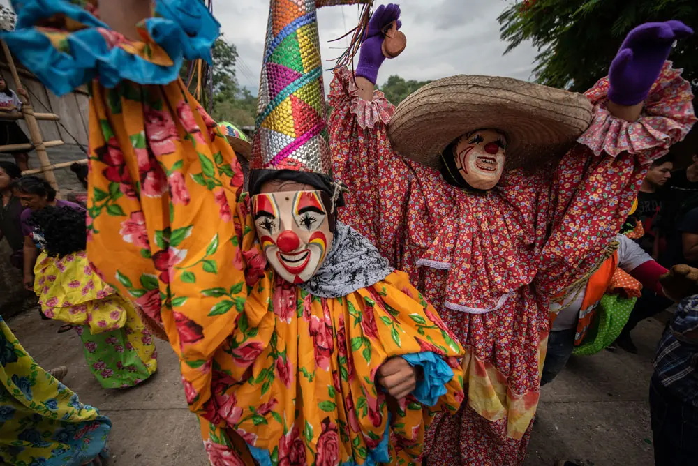 30 May 2022, Mexico, Baxtla: Hundreds of residents walk through the streets of Baxtla municipality dressed as clowns and celebrate the patronal feast of the Visitation of the Virgin Mary. During this festival, residents usually dress up as clowns and dance around an arch of flowers and the image of the Virgin. Photo: Hector Adolfo Quintanar Perez/ZUMA Press Wire/dpa.