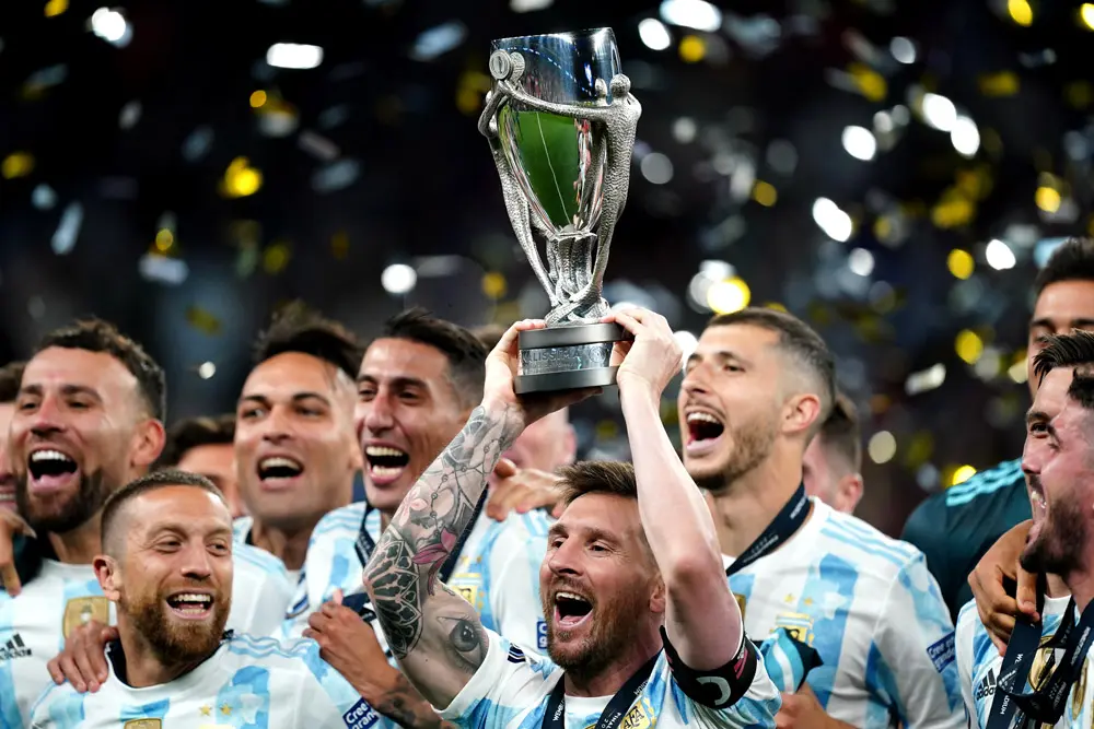 01 June 2022, United Kingdom, London: Argentina's Lionel Messi lifts the Finalissima 2022 trophy after the CONMEBOL–UEFA Cup of Champions soccer match between Italy and Argentine at Wembley Stadium. Photo: Mike Egerton/PA Wire/dpa.