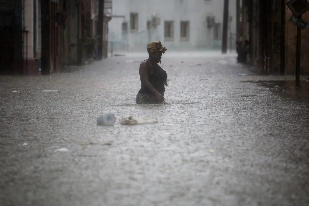 03 June 2022, Cuba, Havana: A woman walks across a flooded street due to heavy rainfall. Photo: Irene Perez/TheNEWS2 via ZUMA Press Wire/dpa.