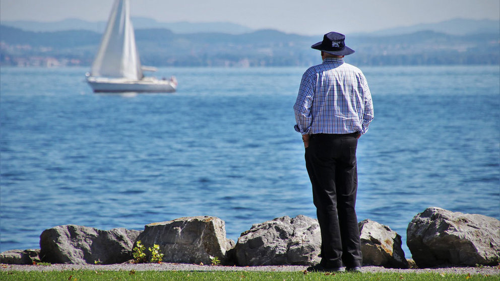 Man-old-sea-pensioner-retirement