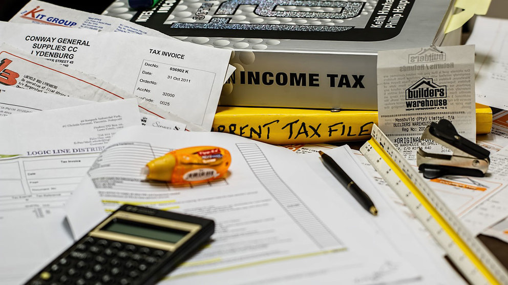 Income tax taxes calculator invoice by Pixabay.