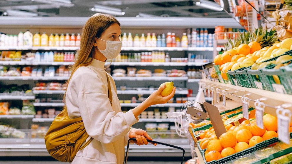 Woman-girl-supermarket-lemon-fruits-shop-food-mask-flu-sick-ill-influenza by Pexels.