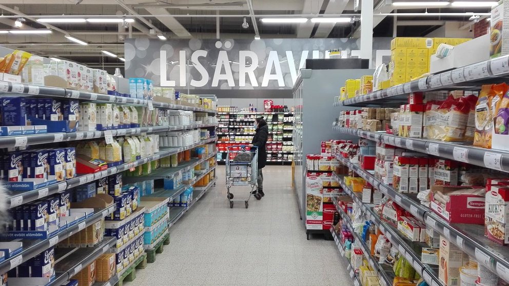 A woman doing the shopping in a supermarket. Photo: Foreigner.fi/File photo.