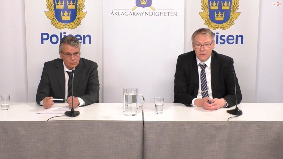 chief-prosecutor-Krister-Petersson-(r)-and-Hans-Melander,-head-of-the-police-team.-Screenshot-of-Police-live-broadcast