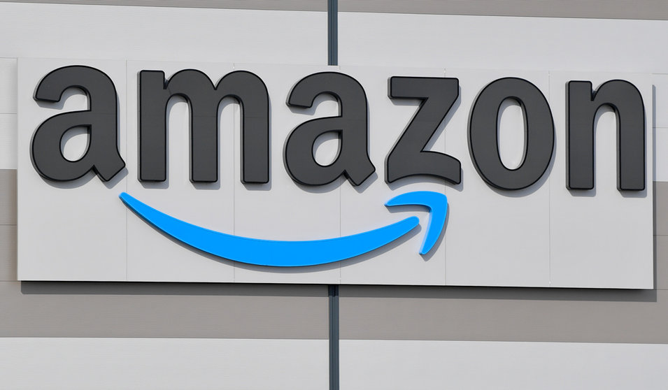 The logo of the E-commerce company Amazon, is pictured on a warehouse in Kiekebusch. Photo: Patrick Pleul/dpa.