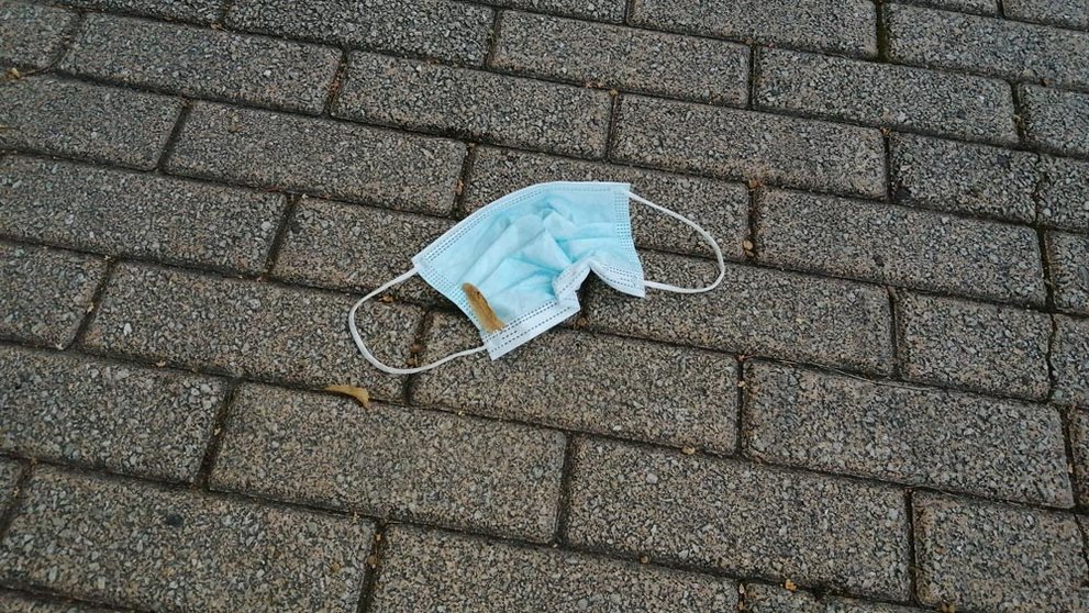 A mask thrown to the ground, in one of the municipalities around Helsinki. Photo: Foreigner.fi