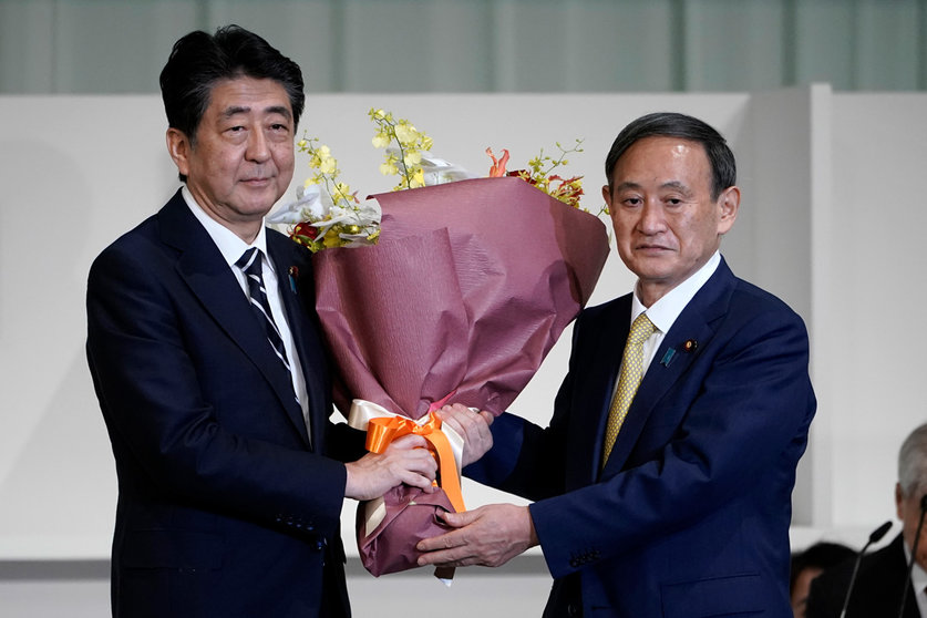 14 September 2020, Japan, Tokio: Japanese Prime Minister Shinzo Abe (L), presents a bouquet of flowers to Yoshihide Suga, newly elected leader of Japan&#39;s ruling Liberal Democratic Party (LDP). Suga was elected leader of Japan&#39;s governing Liberal Democratic Party on Monday, paving the way for him to become the country&#39;s next prime minister. Photo: Pool/dpa.