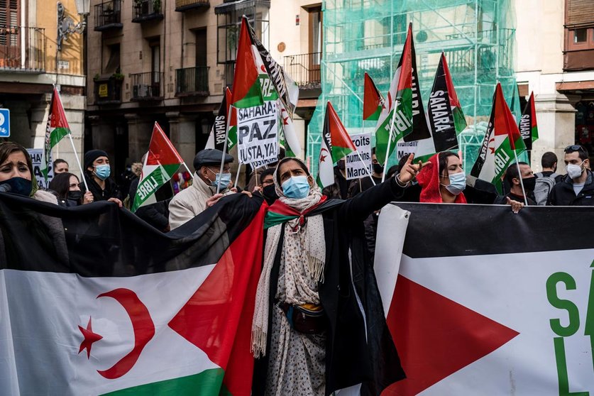 10 December 2020, Spain, Madrid: A protester holds the Sahrawi flag during a demonstration in front of the Spanish Ministry of Foreign Affairs, in support of Sahrawi people and for the self-determination of Western Saharan. Photo: Diego Radames/SOPA Images via ZUMA Wire/dpa
