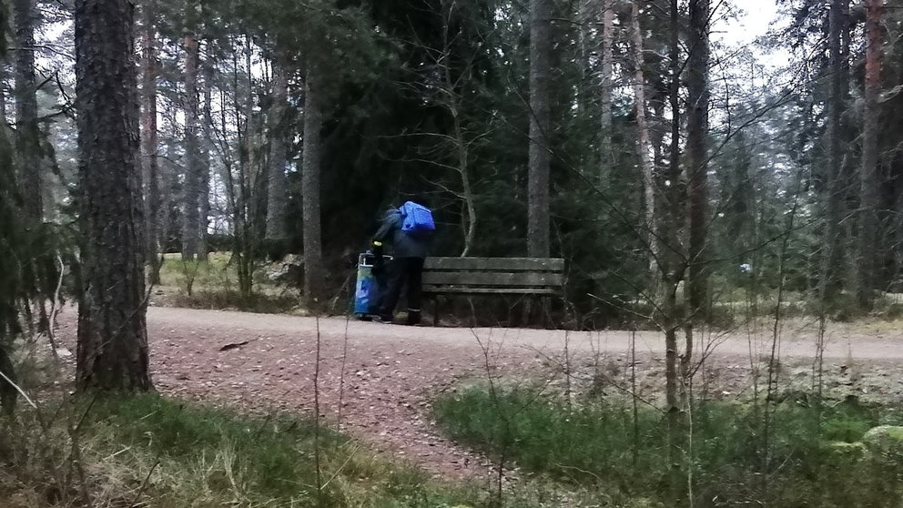 A Finnish man, searching for empty cans in the trash in a park in the Uusimaa region. Photo: © Foreigner.fi.