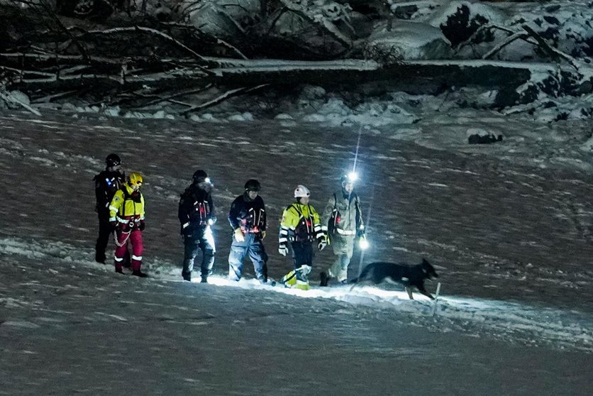 04 January 2021, Norway, Gjerdrum: Rescue workers search for missing people at the area hit by a landslide in Gjerdrum on Wednesday. Photo: Fredrik Hagen/NTB/dpa