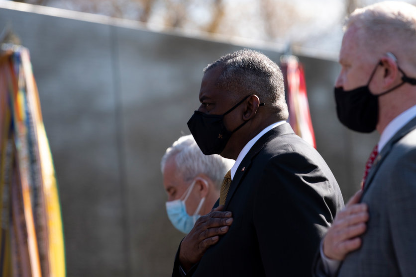 HANDOUT - 29 March 2021, US, Washington: US Defence Secretary Lloyd Austin (C) takes part in a wreath laying ceremony at the Vietnam Veterans Memorial wall during the National Vietnam War Veterans Day. Photo: Lisa Ferdinando/US Secretary of Defence/dpa - ATTENTION: editorial use only and only if the credit mentioned above is referenced in full