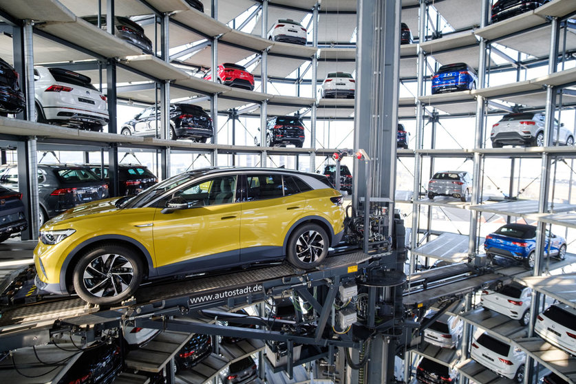 26 March 2021, Lower Saxony, Wolfsburg: A Volkswagen ID.4 stands in a car tower at Autostadt where the German Automaker company started deliveries of the all-electric SUV today. Photo: Ole Spata/dpa