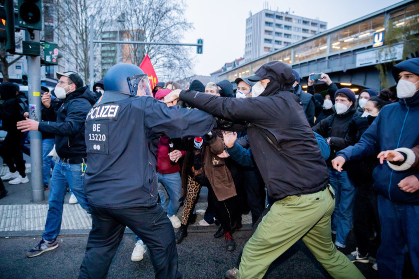 15 April 2021, Berlin: Police officers clash with demonstrators during a demonstration of the alliance "Together against displacement and #Mietenwahnsinn" against the ruling of the Federal Court of Justice on the rent cap in Berlin. Photo: Christoph Soeder/dpa