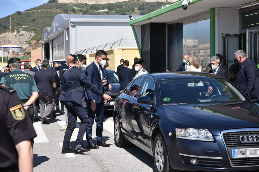 18 May 2021, Spain, Ceuta: Spanish Prime Minister Pedro Sanchez (C) gets into a car upon his arrival in the North African Spanish enclave of Ceuta amid signs of a crisis, after nearly 7,000 people managed to reach the border fence when Moroccan officials suddenly suspended security controls. Photo: Antonio Sempere/EUROPA PRESS/dpa