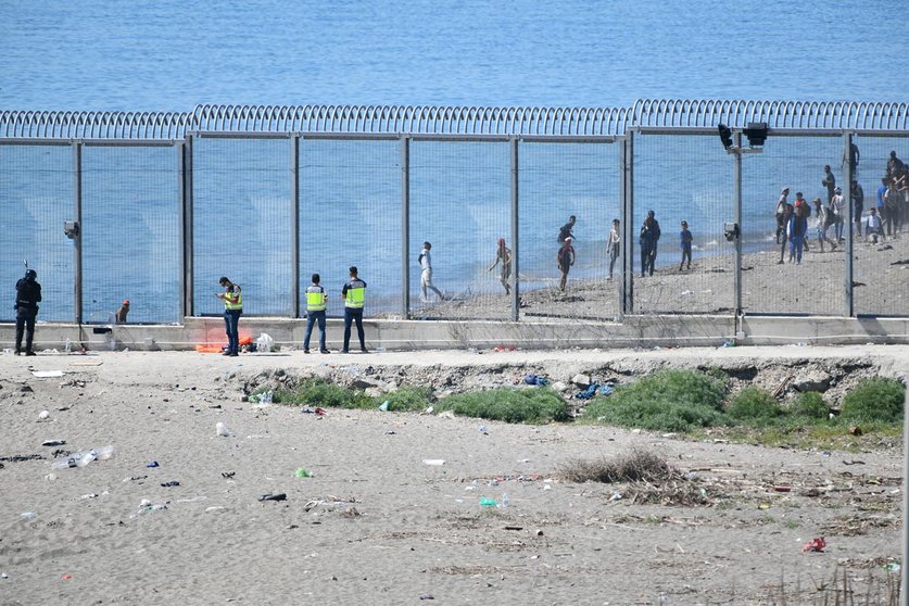 19 May 2021, Spain, Ceuta: Agents watch from the fence that separates Ceuta from Morocco the arrival of migrants. Photo: Antonio Sempere/EUROPA PRESS/dpa