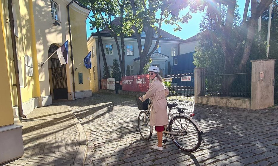 Prime Minister Esonia Kaja Kallas, on her way to work by bicycle.. Photo: Twitter/@kajakallas.