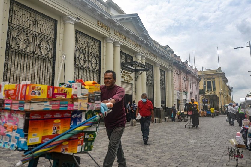 09 June 2021, El Salvador, San Salvador: A man pushes a kart with various items for sale passes by a building of the Central Reserve Bank. El Salvador's Congress approved the digital currency Bitcoin as a legal tender, meanwhile, Salvadoran President Nayib Bukele announced the country will move into creating Bitcoin mining hubs with the country's geothermal infrastructure. Photo: Camilo Freedman/SOPA Images via ZUMA Wire/dpa
