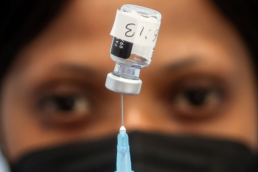 18 June 2021, United Kingdom, London: A nurse prepares a dose of the Pfizer-BioNtech COVID-19 vaccine at a vaccination clinic. Photo: Dinendra Haria/SOPA Images via ZUMA Wire/dpa