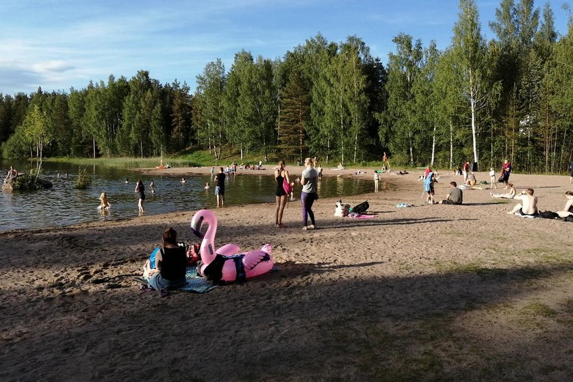 People enjoying a hot day in June at Häkli beach, in Tuusula. Photo: © Foreigner.fi
