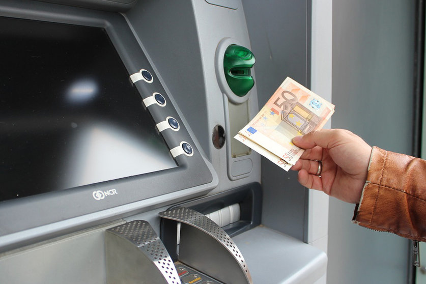 ATM bank money withdrawal by Pixabay.