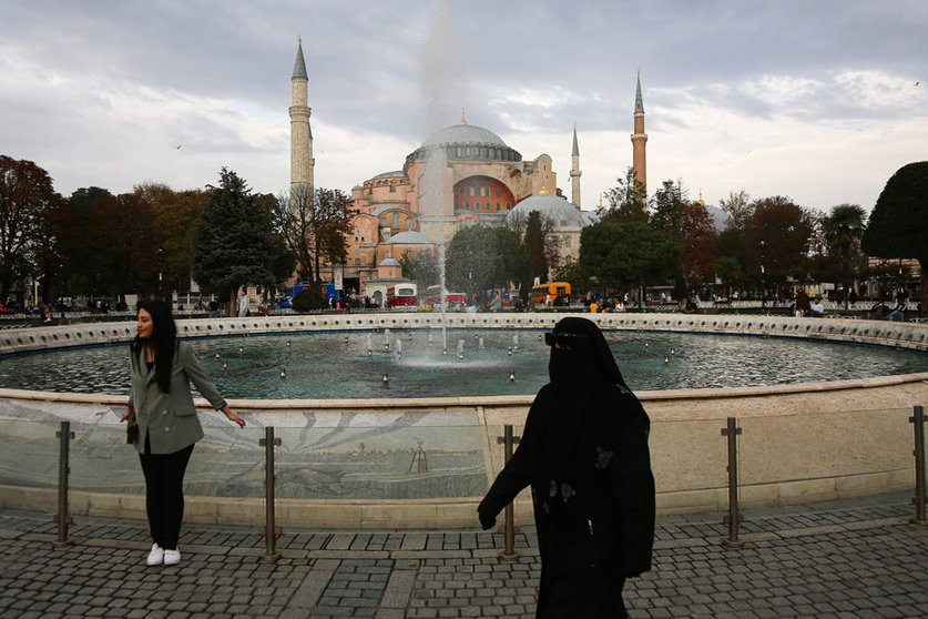 11 October 2021, Turkey, Istanbul: People walk in front of the Hagia Sophia Mosque. Turkey recorded 188 deaths from the coronavirus in the last 24 hours. Photo: Hakan Akgun/SOPA Images via ZUMA Press Wire/dpa.