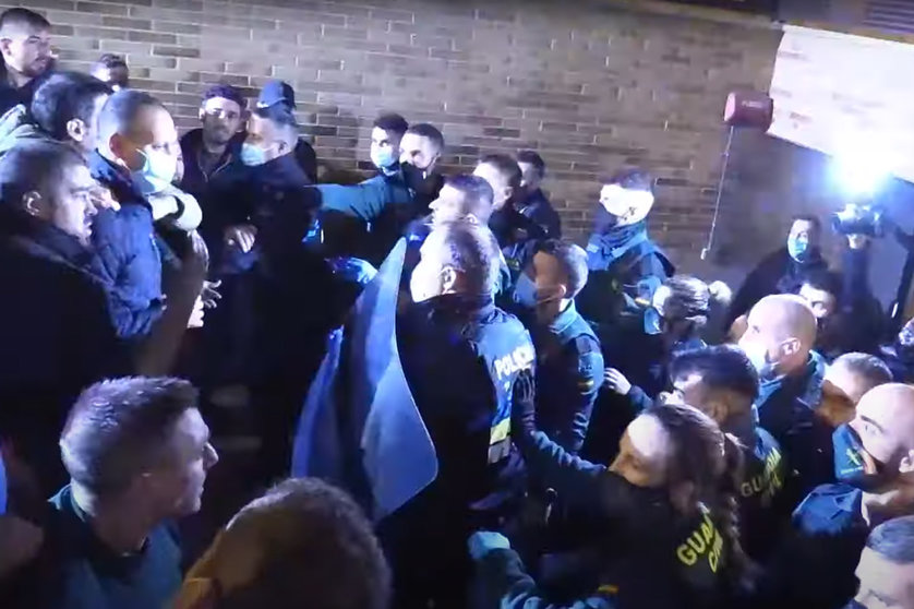 People from Lardero struggle with civil guards in front of the garage of the building where the crime was allegedly committed. Image: YouTube screenshot.