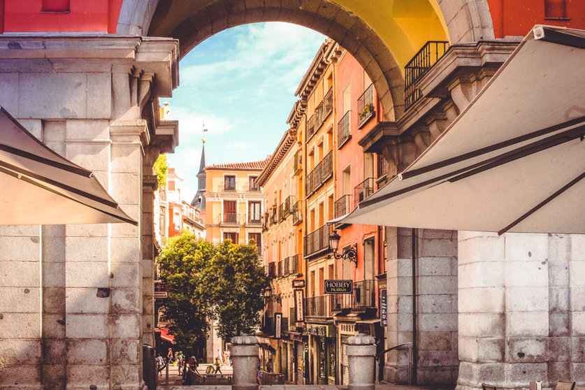 Facades of buildings seen from the Plaza Mayor in Madrid. Photo: Unsplash.