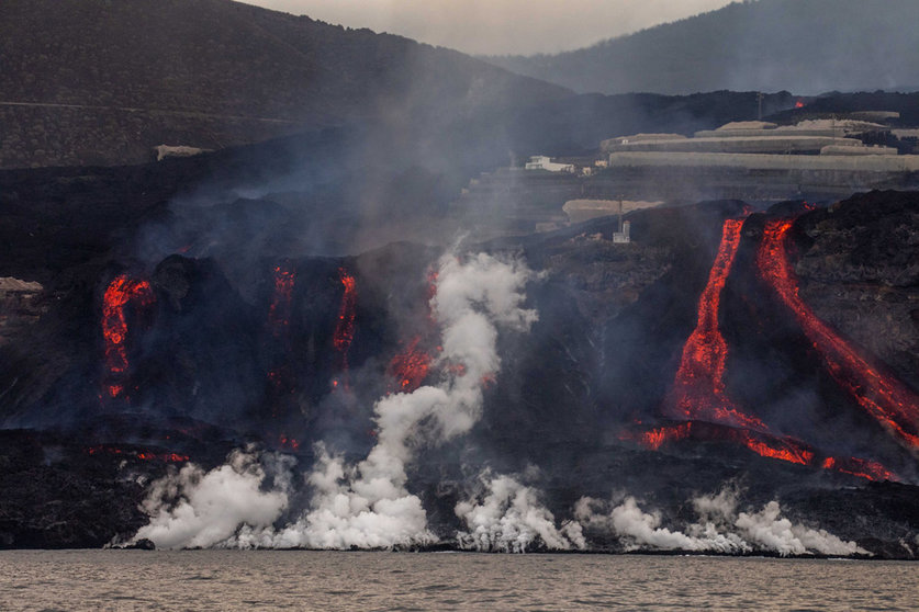 11 November 2021, Spain, La Palma: Lava flows out of the volcano Cumbre Vieja, during its eruption in La Palma on the Canary Islands. Photo: Kike Rincón/EUROPA PRESS/dpa.