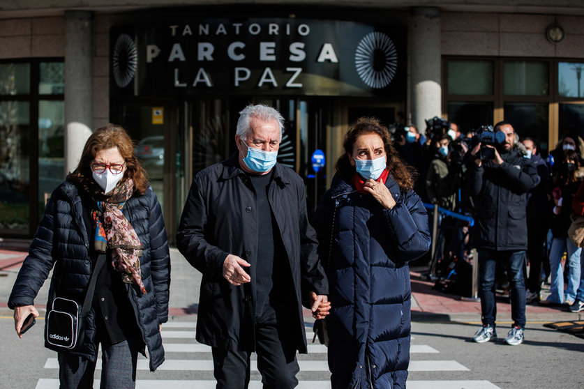 28 November 2021, Spain, Madrid: Singers Ana Belen (R) and Victor Manuel (C) leave the Tanatorio Parcesa La Paz after attending the funeral of Spanish novelist Almudena Grandes, who died at the age of 61. Photo: Alejandro Martínez Vélez/EUROPA PRESS/dpa.
