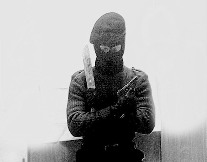 Person disguised as a terrorist. Photo: Image distributed by the Police, as part of the seized materials that are under investigation.